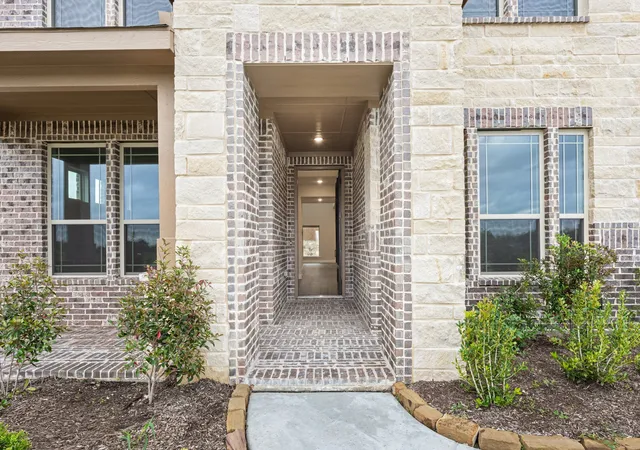 Photo 3 of Single family home for sale at 933 Ford Dr, De Soto, TX 75115 | MLS# 21081814 | Listing updated on 2026-08-25