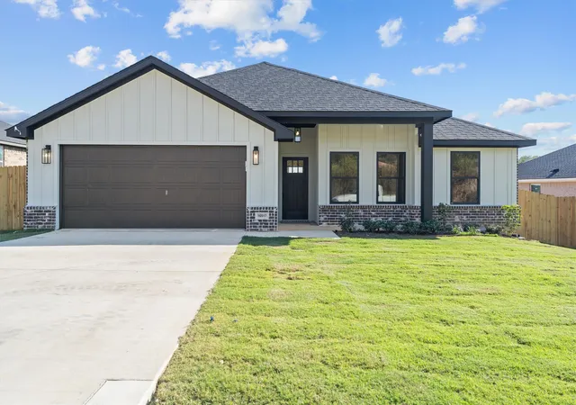 Photo 1 of Single family home for sale at 16517 Crossing Cir, Lindale, TX 75771 | MLS# 21083338 | Listing updated on 2026-09-24