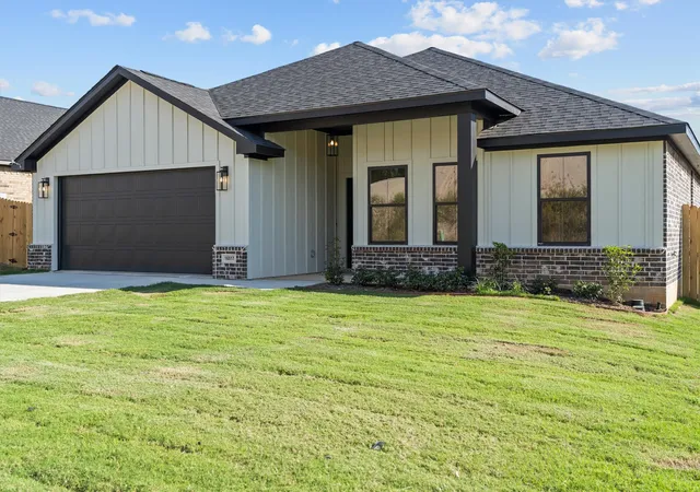 Photo 2 of Single family home for sale at 16517 Crossing Cir, Lindale, TX 75771 | MLS# 21083338 | Listing updated on 2026-09-24