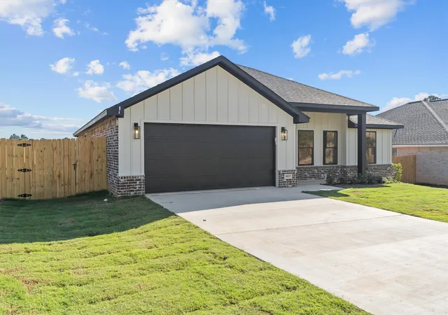 Photo 3 of Single family home for sale at 16517 Crossing Cir, Lindale, TX 75771 | MLS# 21083338 | Listing updated on 2026-09-24