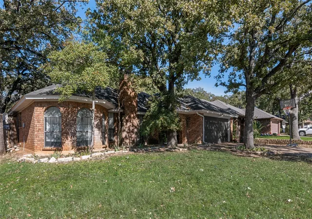 Photo 2 of Single family home for sale at 2111 Turf Club Dr, Arlington, TX 76017 | MLS# 21080888 | Listing updated on 2026-08-30