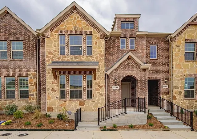 Photo 2 of Townhouse for sale at 2121 Steer Creek Pl, Mesquite, TX 75149 | MLS# 21084516 | Listing updated on 2026-08-24