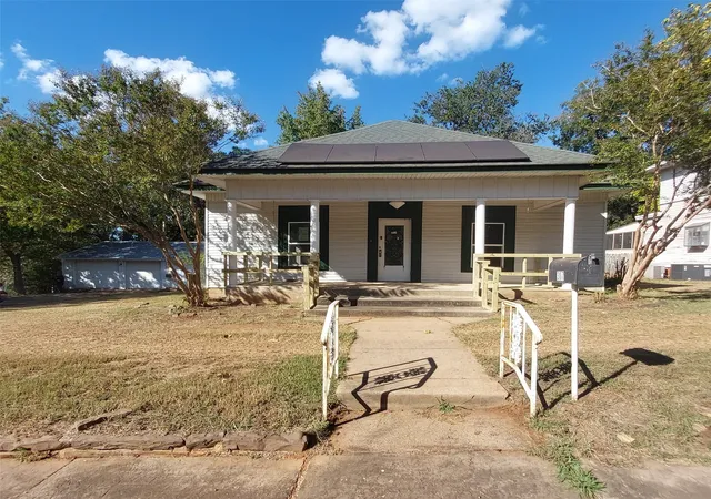 Photo 1 of Sale Pending at 307 E Lowery, Hugo, OK 74743 | MLS# 21085134 | Listing updated on 2026-07-27