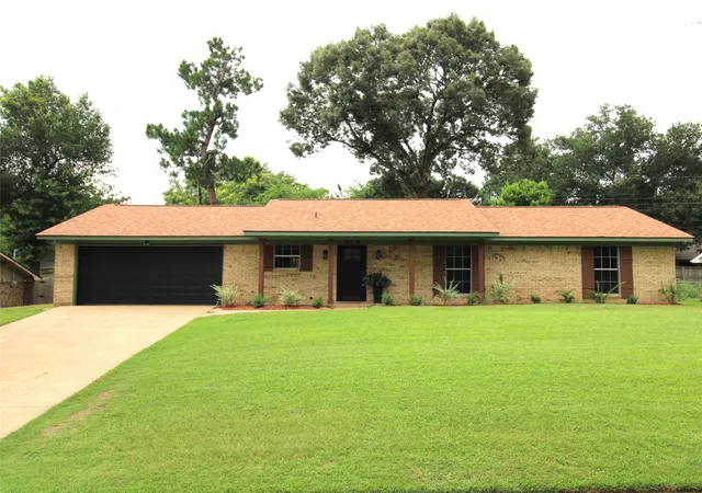Photo 1 of Single family home for sale at 818 E Clinton, Athens, TX 75751 | MLS# 21086646 | Listing updated on 2026-08-28
