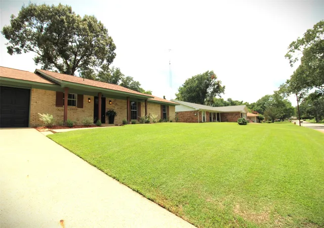 Photo 2 of Single family home for sale at 818 E Clinton, Athens, TX 75751 | MLS# 21086646 | Listing updated on 2026-08-28