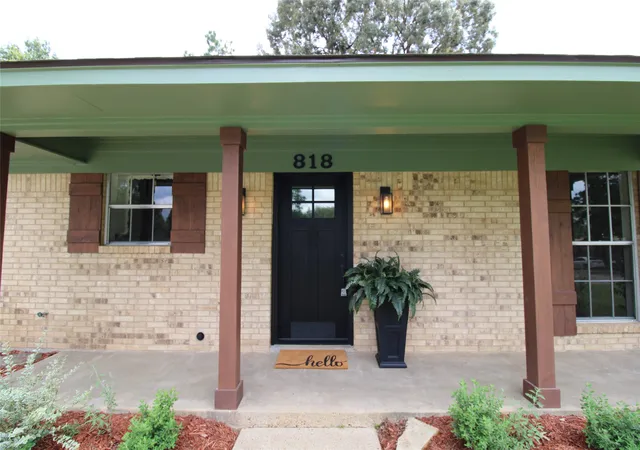 Photo 3 of Single family home for sale at 818 E Clinton, Athens, TX 75751 | MLS# 21086646 | Listing updated on 2026-09-30