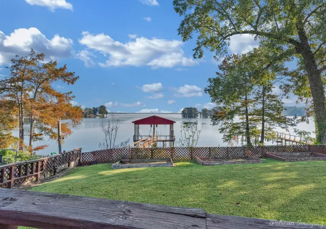 Photo 2 of Single family home for sale at 7206 S Lakeshore Dr, Shreveport, LA 71119 | MLS# 21085887 | Listing updated on 2026-10-04