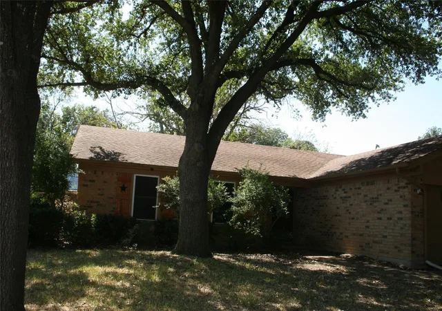 Photo 1 of Sale Pending at 2205 Towne North Dr, Cleburne, TX 76033 | MLS# 21087730 | Listing updated on 2026-08-22