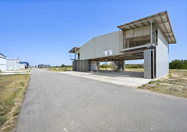 Listing Photo 4 - Condo for sale in building located at 15850 Salado Airport Rd, Salado, TX 76571 - Unit #73 & 74