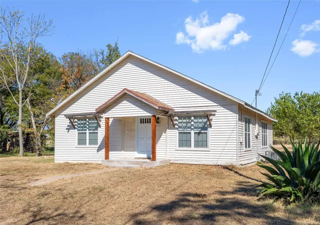 Homes for sale in Comanche, TX | 505 E Walcott Ave, Comanche, TX 76442 | MLS# 21091923