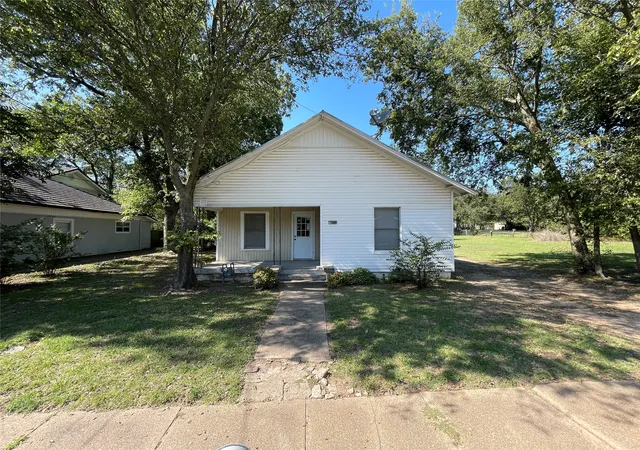 Homes for sale in Bowie, TX | 800 Jefferson St, Bowie, TX 76230 | MLS# 21092683