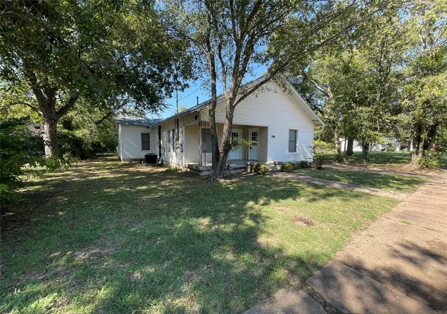 Homes for sale in Bowie, TX | 800 Jefferson St, Bowie, TX 76230 | MLS# 21092683