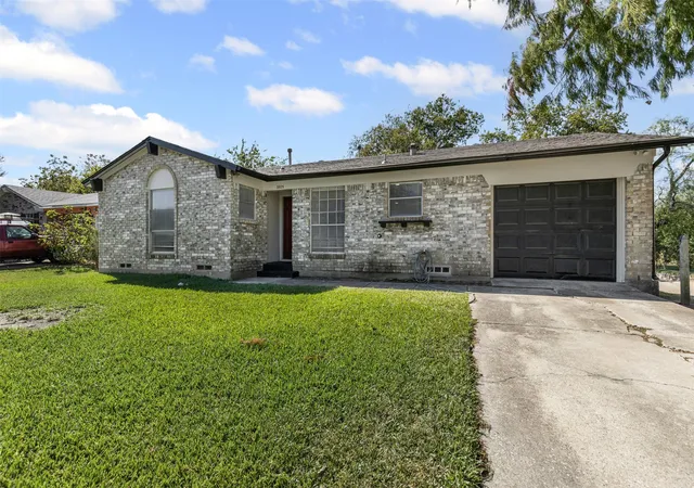 2nd image of 3925 Sapling Dr, Balch Springs, TX 75180 | MLS# 21089003