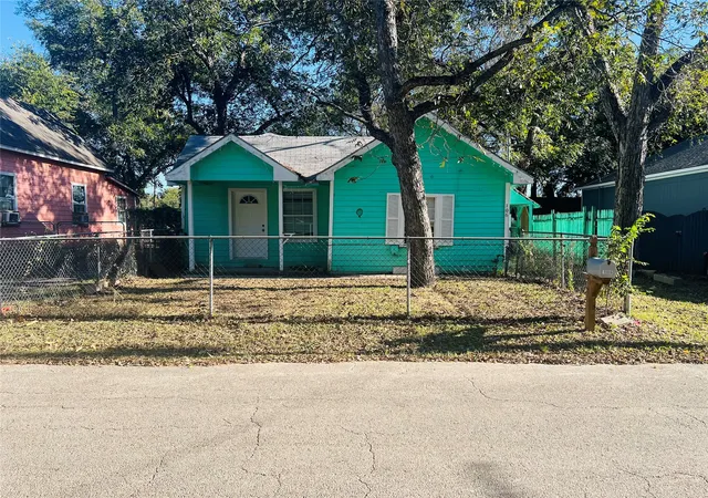 Photo 1 of Single family home for sale at 106 Columbia St, Cleburne, TX 76031 | MLS# 21090581 | Listing updated on 2026-07-04