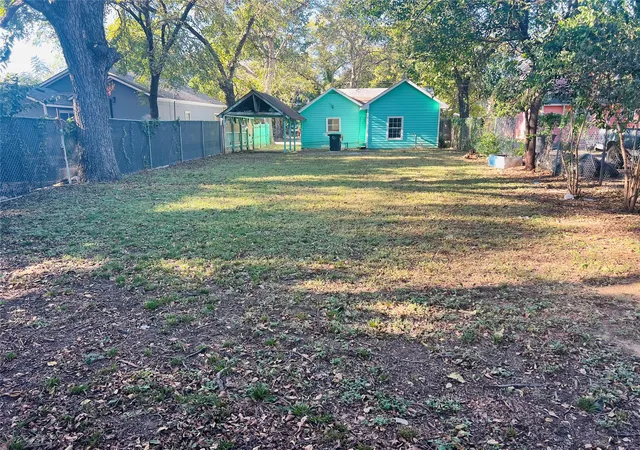Photo 3 of Single family home for sale at 106 Columbia St, Cleburne, TX 76031 | MLS# 21090581 | Listing updated on 2026-07-04