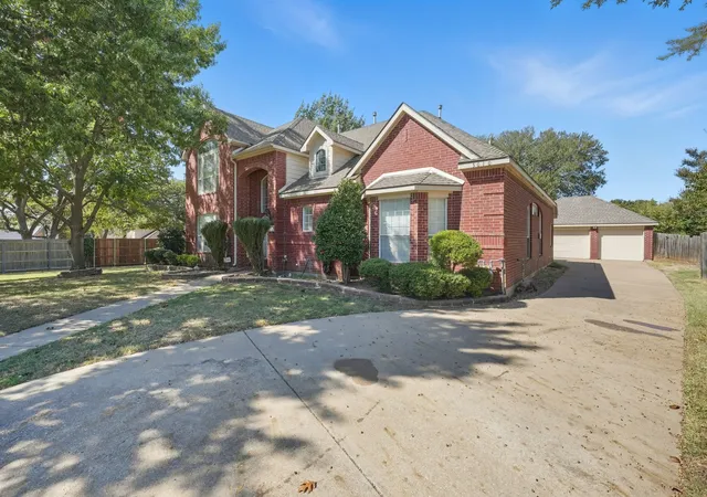 Photo 2 of Single family home for sale at 5010 Coventry Ln, Arlington, TX 76017 | MLS# 21092929 | Listing updated on 2026-07-07