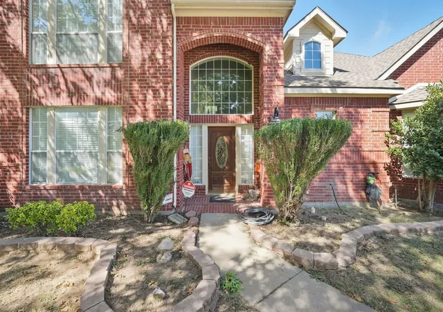 Photo 3 of Single family home for sale at 5010 Coventry Ln, Arlington, TX 76017 | MLS# 21092929 | Listing updated on 2026-07-07