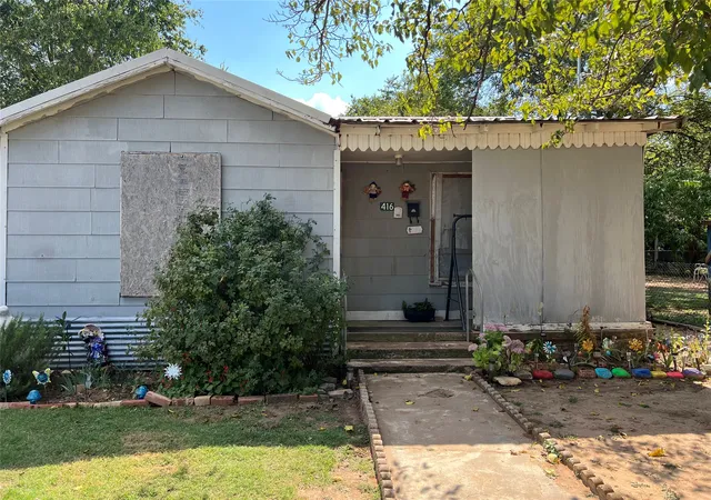 Homes for sale in De Leon, TX | 416 E Lasalle, De Leon, TX 76444 | MLS# 21093246