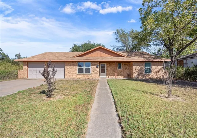 Photo 1 of Single family home for sale at 525 San Antonio St, Marlin, TX 76661 | MLS# 21096537 | Listing updated on 2026-08-18