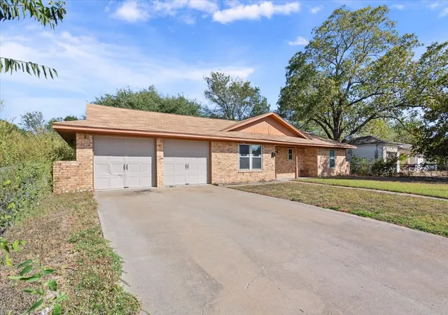 Photo 2 of Single family home for sale at 525 San Antonio St, Marlin, TX 76661 | MLS# 21096537 | Listing updated on 2026-08-18