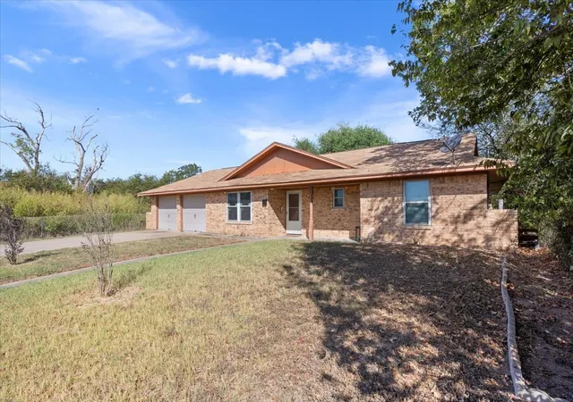 Photo 3 of Single family home for sale at 525 San Antonio St, Marlin, TX 76661 | MLS# 21096537 | Listing updated on 2026-08-18