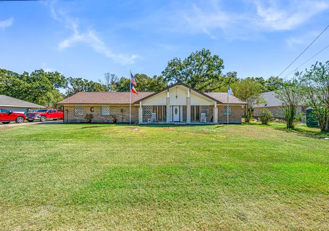Homes for sale in Oak Ridge, TX | 1075 Oak Ridge Dr, Oak Ridge, TX 75160 | MLS# 21095024