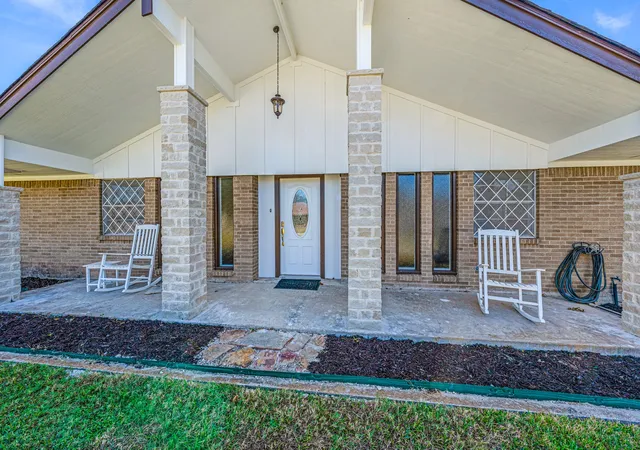 Homes for sale in Oak Ridge, TX | 1075 Oak Ridge Dr, Oak Ridge, TX 75160 | MLS# 21095024