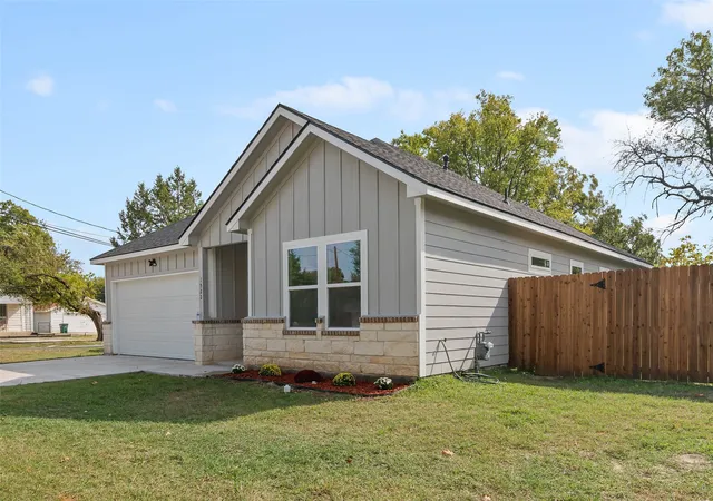 Photo 3 of Sale Pending at 1522 Harris St, Gainesville, TX 76240 | MLS# 21098799 | Listing updated on 2026-07-23