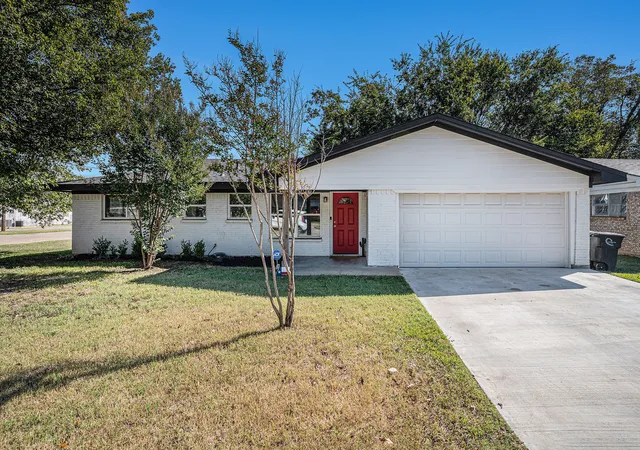 Photo 2 of Single family home for sale at 807 Poindexter Ave, Cleburne, TX 76033 | MLS# 21096741 | Listing updated on 2026-08-28