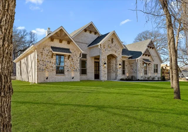 Photo 2 of Single family home for sale at 687 Bent Tree Ln, Weatherford, TX 76085 | MLS# 21100943 | Listing updated on 2026-10-08
