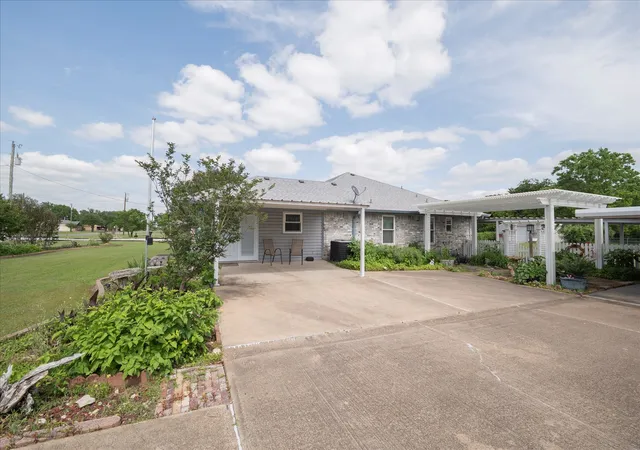 Photo 2 of Sale Pending at 107 Fort Graham Cir, Waco, TX 76705 | MLS# 21102646 | Listing updated on 2026-07-13