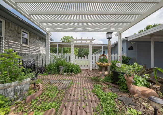 Photo 3 of Sale Pending at 107 Fort Graham Cir, Waco, TX 76705 | MLS# 21102646 | Listing updated on 2026-07-13