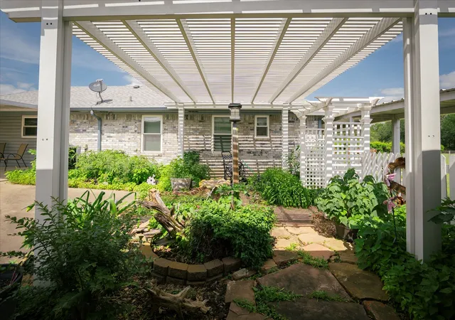 Photo 3 of Sale Pending at 107 Fort Graham Cir, Waco, TX 76705 | MLS# 21102646 | Listing updated on 2026-07-13