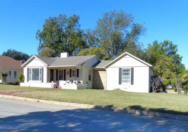 Homes for sale in Brady, TX | 1031 11Th, Brady, TX 76825 | MLS# 21103736