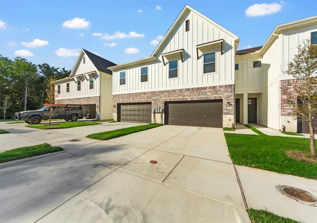 Photo 2 of Townhouse for sale at 6309 Mason Ct, Dallas, TX 75227 | MLS# 21104156 | Listing updated on 2026-08-30