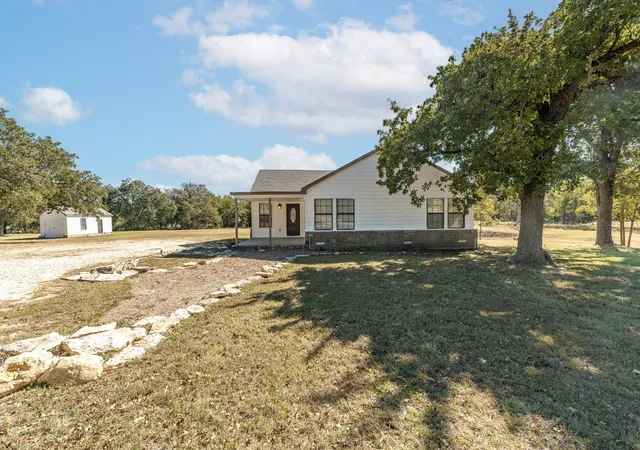 Photo 2 of Single family home for sale at 688 Private Road 1152, Stephenville, TX 76401 | MLS# 21103882 | Listing updated on 2026-08-28