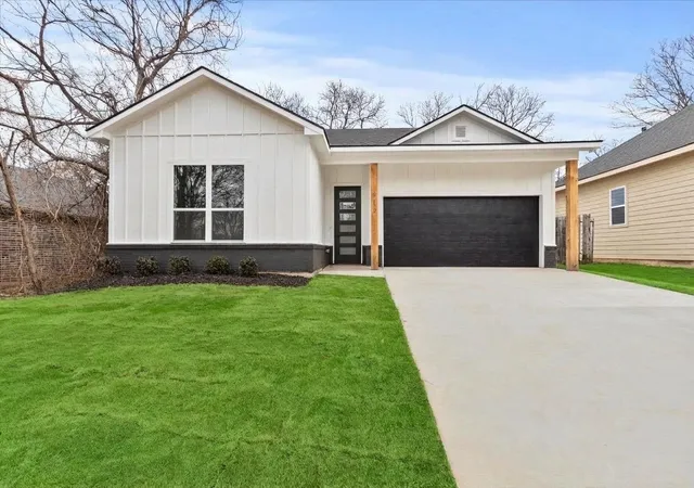 Photo 2 of Single family home for sale at 919 W Day St, Denison, TX 75020 | MLS# 21105124 | Listing updated on 2026-09-26