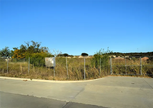 Photo 2 of Land for sale at 6151 Sportsmans Pkwy, Dallas, TX 75211 | MLS# 21106129 | Listing updated on 2026-08-17