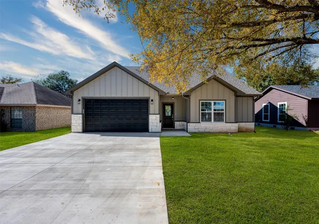 Photo 1 of Single family home for sale at 213 Anchor Ln, Gun Barrel City, TX 75156 | MLS# 21106228 | Listing updated on 2026-08-30