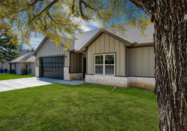 Photo 2 of Single family home for sale at 213 Anchor Ln, Gun Barrel City, TX 75156 | MLS# 21106228 | Listing updated on 2026-08-30