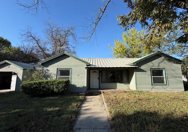 Single family home for sale at 318 N Dale Ave, Stephenville, TX 76401 | MLS# 21106408