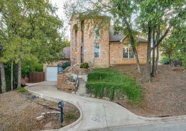 Photo 2 of Single family home for sale at 1805 Old Oak Dr, Arlington, TX 76012 | MLS# 21101522 | Listing updated on 2026-07-28