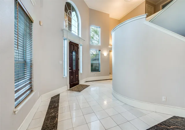 Photo 3 of Single family home for sale at 1805 Old Oak Dr, Arlington, TX 76012 | MLS# 21101522 | Listing updated on 2026-07-28