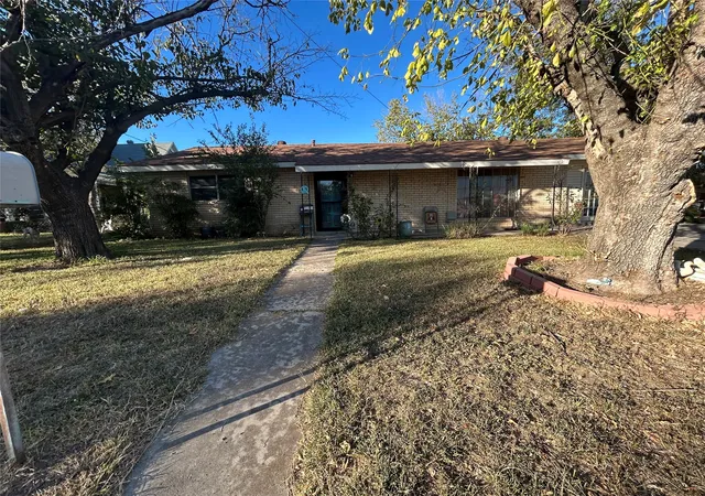 Homes for sale in Comanche, TX | 411 E Grand Ave, Comanche, TX 76442 | MLS# 21106708