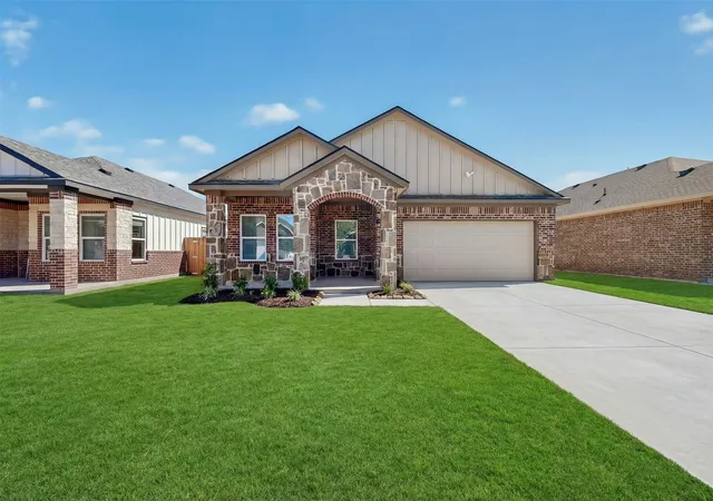 Single family home for sale at 1221 S Rockwall Ave, Terrell, TX 75160 | MLS# 21104892 | Listing updated on 2026-10-01