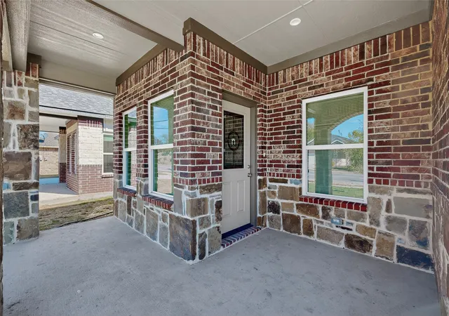 Photo 1 of Single family home for sale at 1221 S Rockwall Ave, Terrell, TX 75160 | MLS# 21104892 | Listing updated on 2026-10-01