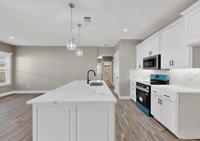 Photo 4 of Single family home for sale at 1221 S Rockwall Ave, Terrell, TX 75160 | MLS# 21104892 | Listing updated on 2026-10-01