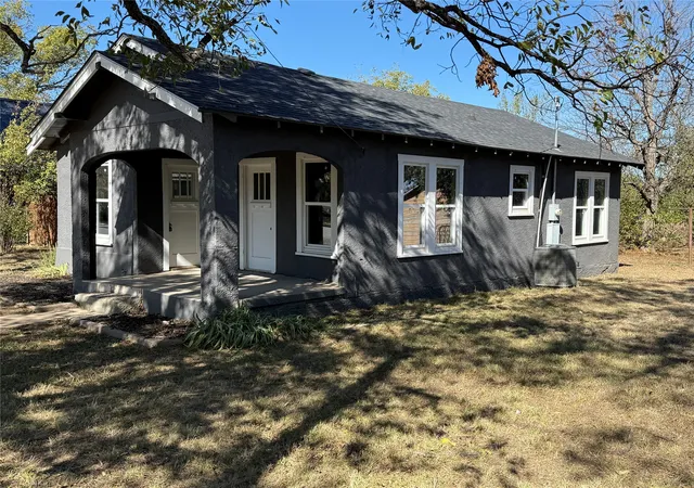 Homes for sale in Coleman, TX | 705 E 9th St, Coleman, TX 76834 | MLS# 21107093