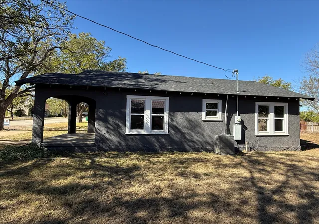 Homes for sale in Coleman, TX | 705 E 9Th St, Coleman, TX 76834 | MLS# 21107093