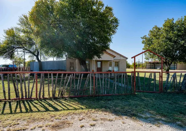 Photo 4 of Single family home for sale at 507 E Chestnut, Throckmorton, TX 76483 | MLS# 21102160 | Listing updated on 2026-08-19